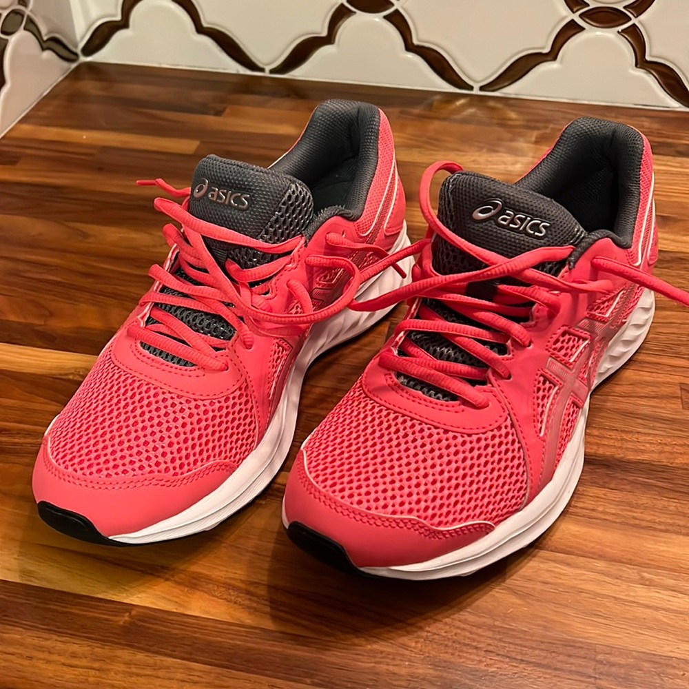 ASICS gel contend 7. Brand new. Size 9.5